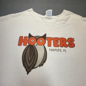 Hooters Shirt Mens XL White Naples FL Restaurant Tee T-Shirt Owl Graphic Casual